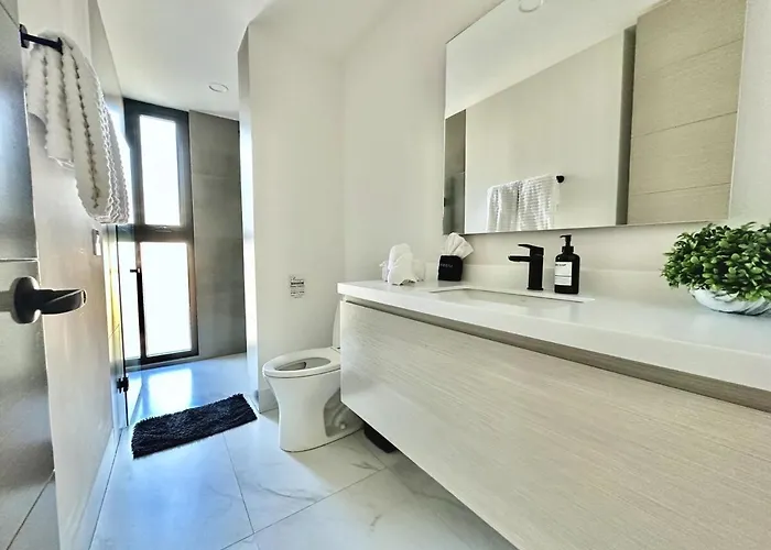 Endless Summer - Award Winning 2bed 2bath - Heated Rooftop Pool With Ocean Views - Gym - 5min Walk To - Fiber Internet - Sleeps 6 Ferienhaus
